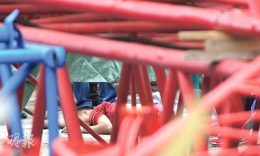 持雙程證的42歲內地男子,懷疑從5米高鐵架失足墮下,頭部先着地伏屍地上。(曾映妹攝) 持雙程證的42歲內地男子,懷疑從5米高鐵架失足墮下,頭部先着地伏屍地上。(曾映妹攝)