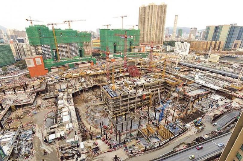 西九龍高鐵總站深入地底4層，港鐵在建造過程中發現地質較預期硬，要挖出大量石頭，產生不少額外工程費用。根據港鐵內部文件，總站造價已飈升近六成，成為超支「重災區」。（余俊亮攝）（明報製圖）（明報製圖）