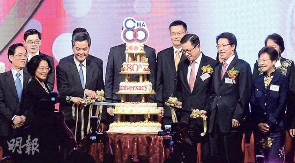 外交部駐港副特派專員佟曉玲(前排左起)、特首梁振英、廠商會會長施榮懷、中聯辦主任張曉明同政務司長林鄭月娥,噚日出席廠商會慶典,仲齊齊切蛋糕。(劉焌陶攝)一眾嘉賓好開心喺台上切蛋糕,點知「嘭」一聲放花炮後,台上燈光同音響立即失效,眾人唯有喺黑暗中「默站」慶祝。(劉焌陶攝)能得到新聞統籌專員馮煒光(左)垂青嘅呢位pink lady是誰?馮陪同梁振英出席廠商會慶典,仲走去門口「迎賓」,一見到中策組顧問高靜芝(右),就好熱情咁上前拖住佢隻手,拍背引路。(劉焌陶攝)廠商會眾會董表演娛賓,其中吳國安穿上波波 外交部駐港副特派專員佟曉玲(前排左起)、特首梁振英、廠商會會長施榮懷、中聯辦主任張曉明同政務司長林鄭月娥,噚日出席廠商會慶典,仲齊齊切蛋糕。(劉焌陶攝)一眾嘉賓好開心喺台上切蛋糕,點知「嘭」一聲放花炮後,台上燈光同音響立即失效,眾人唯有喺黑暗中「默站」慶祝。(劉焌陶攝)能得到新聞統籌專員馮煒光(左)垂青嘅呢位pink lady是誰?馮陪同梁振英出席廠商會慶典,仲走去門口「迎賓」,一見到中策組顧問高靜芝(右),就好熱情咁上前拖住佢隻手,拍背引路。(劉焌陶攝)廠商會眾會董表演娛賓,其中吳國安穿上波波