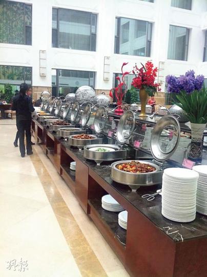 中央部委飯堂的自助餐價廉物美。(果蕾攝) 中央部委飯堂的自助餐價廉物美。(果蕾攝)