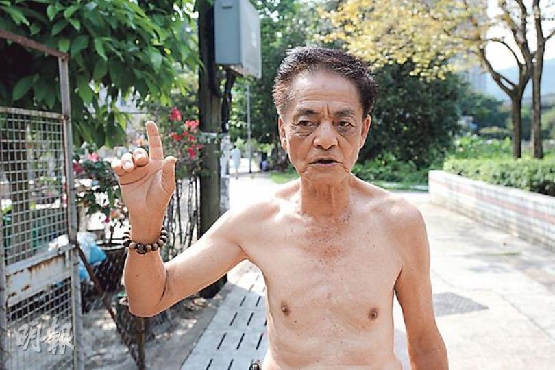八旬劉翁昨與其他村民一起捉賊,他聲稱學過螳螂拳「唔怕賊仔」,但曾遇劫被綁在樹上,故出入會提高警覺。(衛永康攝) 八旬劉翁昨與其他村民一起捉賊,他聲稱學過螳螂拳「唔怕賊仔」,但曾遇劫被綁在樹上,故出入會提高警覺。(衛永康攝)