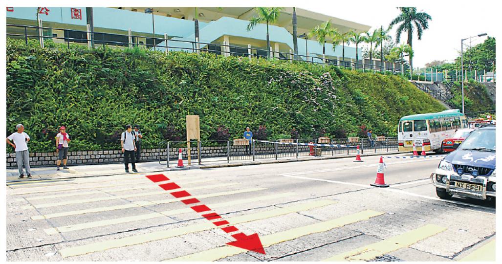 一邊跑步一邊聽歌的青年,跑至圖中遠方的行人路準備橫過馬路(箭嘴示),疑忽略交通燈指示,跑過斑馬線時被駛至小巴撞倒。警方其後封鎖現場,並拖前肇事小巴調查。(鍾炳然攝)警員在車禍現場檢獲跑步青年遺下的手機及耳筒。(林俊源攝)意外後,小巴右邊車頭撞至凹陷,擋風玻璃右下角亦撞至龜裂。(林俊源攝) 一邊跑步一邊聽歌的青年,跑至圖中遠方的行人路準備橫過馬路(箭嘴示),疑忽略交通燈指示,跑過斑馬線時被駛至小巴撞倒。警方其後封鎖現場,並拖前肇事小巴調查。(鍾炳然攝)警員在車禍現場檢獲跑步青年遺下的手機及耳筒。(林俊源攝)意外後,小巴右邊車頭撞至凹陷,擋風玻璃右下角亦撞至龜裂。(林俊源攝)