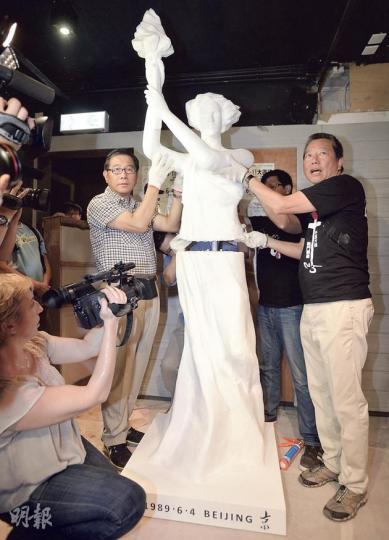 由本港藝術系畢業生製作的民主女神像豎立於六四紀念館,支聯會主席李卓人(右)表示,紀念館設計有如迷宮,女神像立於展覽終點,希望市民走到終點看到女神像,猶如見到「民主的盼望」。(余俊亮攝) 由本港藝術系畢業生製作的民主女神像豎立於六四紀念館,支聯會主席李卓人(右)表示,紀念館設計有如迷宮,女神像立於展覽終點,希望市民走到終點看到女神像,猶如見到「民主的盼望」。(余俊亮攝)