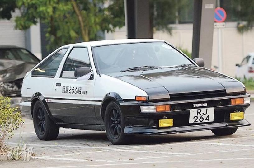 一輛疑模仿日本漫畫「頭文字D」、涉嫌非法改裝的AE86跑車,昨日在大帽山郊野公園上被警方扣查,事後被拖到大欖汽車扣留中心檢驗。(蔡方山攝)警方於深水埗截停多輛涉嫌非法改裝的汽車,警員即場為車輛作初步檢驗。(蔡方山攝) 一輛疑模仿日本漫畫「頭文字D」、涉嫌非法改裝的AE86跑車,昨日在大帽山郊野公園上被警方扣查,事後被拖到大欖汽車扣留中心檢驗。(蔡方山攝)警方於深水埗截停多輛涉嫌非法改裝的汽車,警員即場為車輛作初步檢驗。(蔡方山攝)