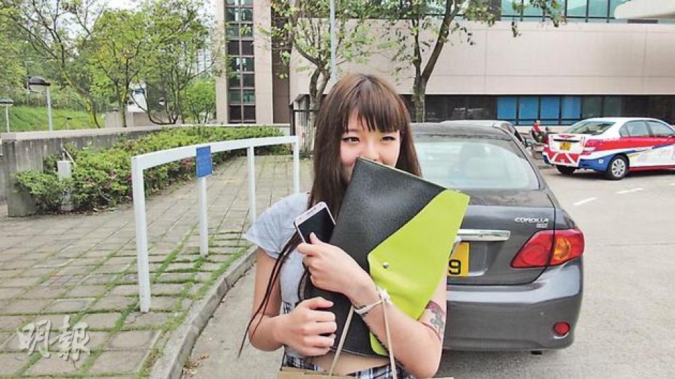 無辜被掌摑兩巴受傷送院的少女,事後表示不欲追究,只想盡快出院趕返現場繼續等候男友「箍煲」。(林智傑攝)職員打開漢家路的緊急出口處讓失常男子離去,詎料他步出港鐵範圍後再次發難襲擊少女。(林智傑攝) 無辜被掌摑兩巴受傷送院的少女,事後表示不欲追究,只想盡快出院趕返現場繼續等候男友「箍煲」。(林智傑攝)職員打開漢家路的緊急出口處讓失常男子離去,詎料他步出港鐵範圍後再次發難襲擊少女。(林智傑攝)