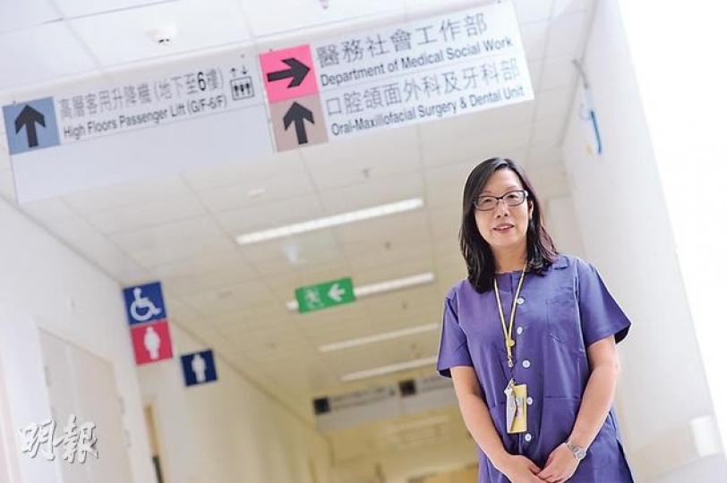 明愛醫院社會工作主任孫熙屏(圖)說,喪親者走出傷痛的路很漫長,社工只能在中途扶他們一把,「最大的支援不是來自社工,而是他們身邊的人,往後的人生,要一家人自己走」。(胡景禧攝) 明愛醫院社會工作主任孫熙屏(圖)說,喪親者走出傷痛的路很漫長,社工只能在中途扶他們一把,「最大的支援不是來自社工,而是他們身邊的人,往後的人生,要一家人自己走」。(胡景禧攝)