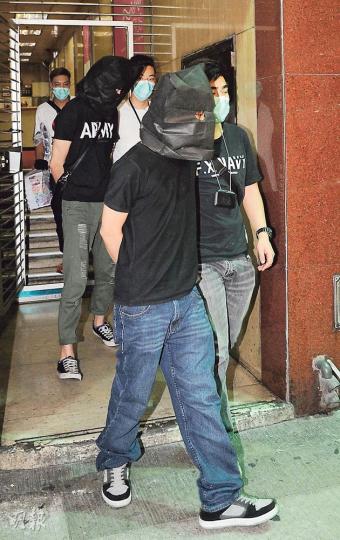 警方搜查寶勒巷一間無牌樓上酒吧時遇反抗,兩名職員一度企圖將毒品丟入馬桶冲走,探員及時破門制止,當場拘捕兩人。(蔡方山攝) 警方搜查寶勒巷一間無牌樓上酒吧時遇反抗,兩名職員一度企圖將毒品丟入馬桶冲走,探員及時破門制止,當場拘捕兩人。(蔡方山攝)