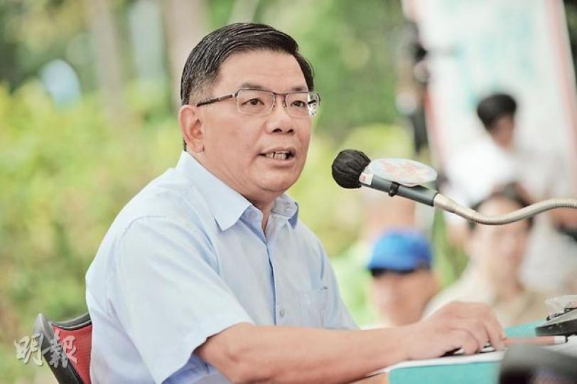 香港工程師學會會長陳健碩認為，應追究港鐵為何沒有好好保護鑽挖機，以致遭雨水浸壞。他又指高鐵工程延誤，政府、港鐵及承建商三方都是輸家。（盧翊銘攝）公共專業聯盟召集人黎廣德昨日出席港台節目《城市論壇》時，出示一份港鐵內部文件，指今年3月底發生黑雨前，港鐵已得知工程要延遲至2017年8月才可通車。（盧翊銘攝）
