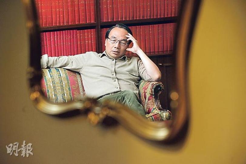 公民黨黨魁梁家傑說，中央對政改立場仍然強硬、手段懷柔，「他們（中央）仍希望搶奪民意，令人唾棄一些所謂激進的力量」。他認為，泛民應向市民解釋立場，在爭取「一人一票」選特首的同時，同時爭取提名權及被選權。鏡中梁家傑，看到他對政改一事的沉思。（鄧宗弘攝）