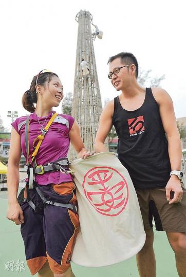 上屆冠軍包山后黃嘉欣噚日先喺長洲玩完選拔賽，今日即刻同未婚夫黎樂基飛去上海影婚紗相。佢話籌備婚禮同預備比賽都會平均分配時間，未婚夫就話會同佢一齊跑步操體能。（余俊亮攝）長洲搶包山選拔賽兼適逢復活節假，大批人湧入長洲，連帶附近紀念品商店人流都多咗。本身係冲印相片店老闆嘅楊先生，都入咗唔少「平安包福袋」、「平安棉花糖」、「平安不倒翁印章」（圖）等紀念品。佢話人流比平時多咗一成，生意都多咗。雖然來貨價貴過上年，佢都冇諗住加價，月尾會有新貨，盼薄利多銷。（余俊亮攝）