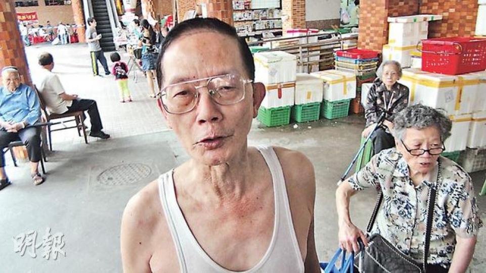 住在19樓起火單位對面的王伯稱，當時聽到對面女事主不斷高呼「好熱，好熱」，即用洗臉盆裝水，來回10多次潑向該女。（林智傑攝）