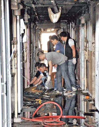 探員事後返回肇事單位調查，初步相信火警無可疑，並檢走屋內物品化驗。（曾映妹攝）觀塘翠屏邨肇事19樓單位外牆被嚴重熏黑，玻璃窗亦被燒毁，部分碎片跌落地面。（曾映妹攝）中年女傷者身體大部分地方嚴重燒傷，事後被送聯合醫院搶救後，再轉送沙田威爾斯親王醫院燒傷部治理，情况危殆。（曾映妹攝）