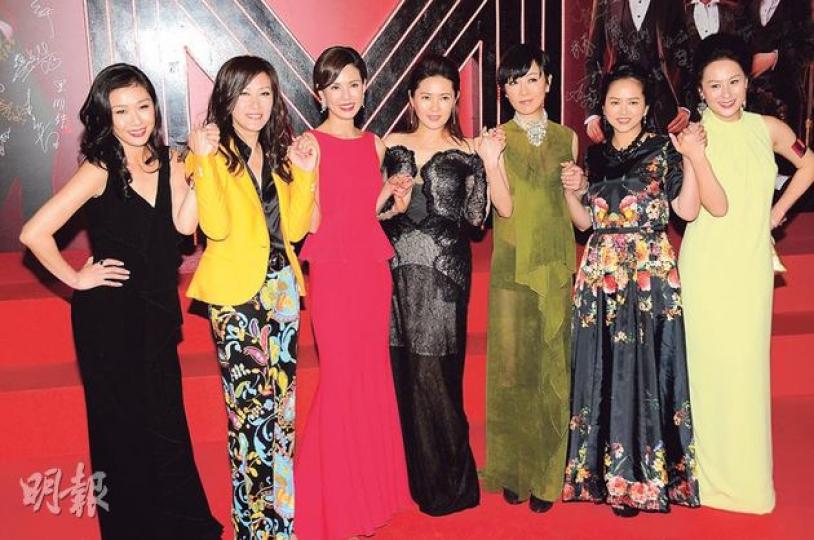 張慧儀（左起）、陳慧珊、李若彤、李麗珍、袁潔瑩、葉蘊儀、江欣燕盛裝出席《女人俱樂部》首映會。（攝影：梁榮達）李若彤吻賀壽星曾志偉。（攝影：梁榮達）眾人大陣仗為監製曾志偉及陳維冠慶祝生日，非常熱鬧。（攝影：梁榮達）李麗珍與鄭敬基在《女人俱樂部》的接吻戲認真激烈，令眾人嘩然。（攝影：梁榮達）（攝影：梁榮達）