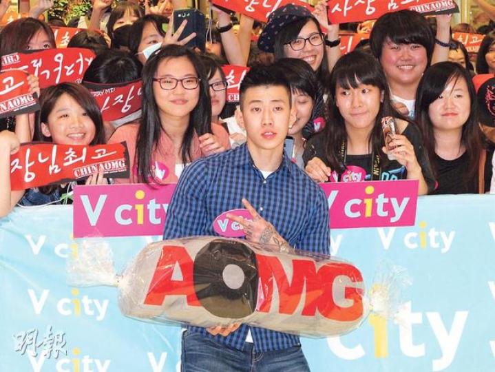2PM前隊長朴宰範難得來港舉行粉絲見面會，但因韓國發生海難，他也顯得沒精打采。（攝影/記者﹕孫慧莊）朴宰範即將生日，獲歌迷送上蛋糕。（攝影/記者﹕孫慧莊）朴宰範為歌迷在海報上簽名。（攝影/記者﹕孫慧莊）
