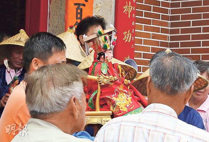 天后娘娘(上圖)坐上「神龕」率領10多艘船出發巡視海面,船上善信載歌載舞,按習俗,天后出海會用紅布蓋着(下圖右邊第一艘船),漁民會再擲「聖杯」,請天后指示適當位置拋錨、作法。(盧翊銘攝) 天后娘娘(上圖)坐上「神龕」率領10多艘船出發巡視海面,船上善信載歌載舞,按習俗,天后出海會用紅布蓋着(下圖右邊第一艘船),漁民會再擲「聖杯」,請天后指示適當位置拋錨、作法。(盧翊銘攝)