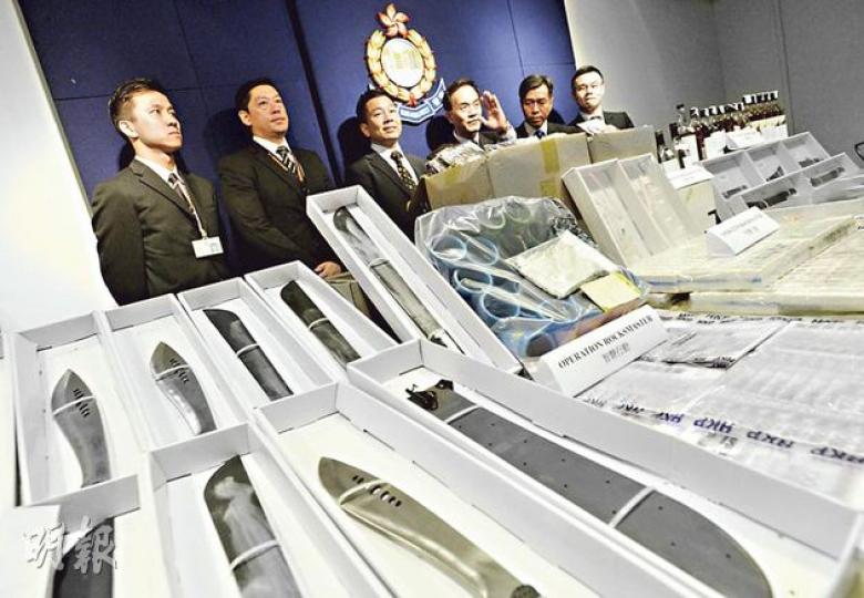 警方代號「智磐」反黑行動針對打擊黑幫「和勝和」,歷時一個月的行動中拘捕317人,檢獲開山刀、毒品、酒類及大量現金等證物。(余俊亮攝) 警方代號「智磐」反黑行動針對打擊黑幫「和勝和」,歷時一個月的行動中拘捕317人,檢獲開山刀、毒品、酒類及大量現金等證物。(余俊亮攝)