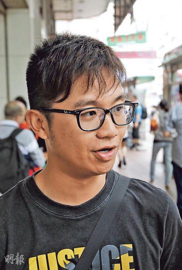 市民觀點 - 本地市民麥先生﹕近年旺角藥房愈開愈多,令售賣其他貨品的店舖相應減少,就像售賣魚蛋的小食店,不但愈來愈難找,價錢亦較以往貴,對於旺角店舖趨向「單一化」感到無奈。(李澤彤攝)遊客觀點 - 來自重慶的自由行遊客龍小姐:經常來香港購買奶粉、藥物及數碼產品。先達廣場街舖有藥房及手機店,店舖較為集中,相當方便。(李澤彤攝) 市民觀點 - 本地市民麥先生﹕近年旺角藥房愈開愈多,令售賣其他貨品的店舖相應減少,就像售賣魚蛋的小食店,不但愈來愈難找,價錢亦較以往貴,對於旺角店舖趨向「單一化」感到無奈。(李澤彤攝)遊客觀點 - 來自重慶的自由行遊客龍小姐:經常來香港購買奶粉、藥物及數碼產品。先達廣場街舖有藥房及手機店,店舖較為集中,相當方便。(李澤彤攝)