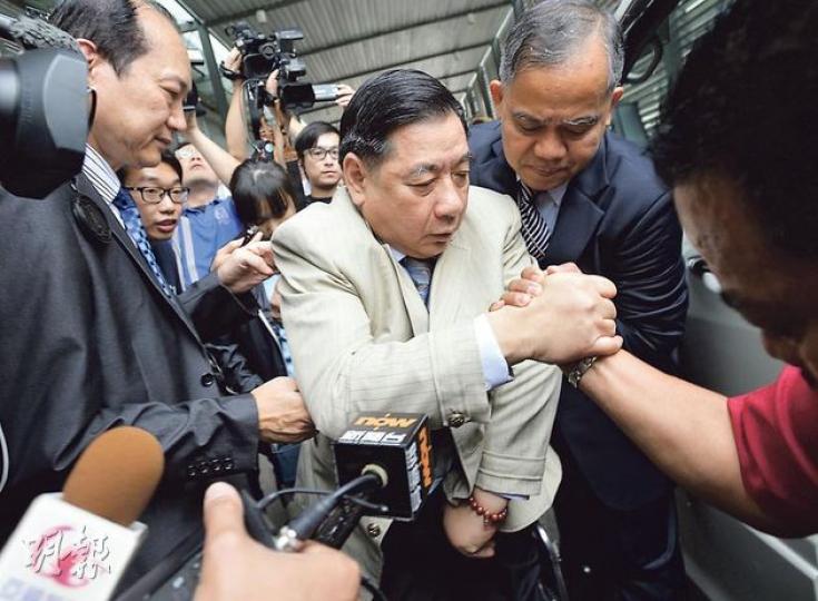 部分訪港菲律賓官員﹕洪英鐘2013年10月起作為馬尼拉巿議會的代表,來港與港方談判人質事件。行動不便的他,昨抵機場後需人攙扶上車。(余俊亮攝)(明報製圖) 部分訪港菲律賓官員﹕洪英鐘2013年10月起作為馬尼拉巿議會的代表,來港與港方談判人質事件。行動不便的他,昨抵機場後需人攙扶上車。(余俊亮攝)(明報製圖)