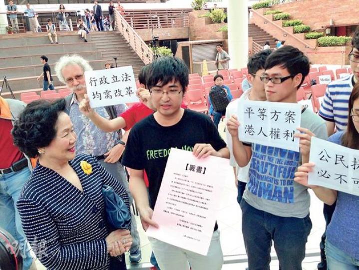 學聯秘書長周永康(前左二)向香港2020召集人、前政務司長陳方安生(左一)遞上一份給港府的「戰書」,要求陳太簽署,內容大致指公民提名不可或缺,若港府拒絕聽取民意,不排除把爭取公民提名的行動升級,但陳太未有簽署。(楊康琪攝) 學聯秘書長周永康(前左二)向香港2020召集人、前政務司長陳方安生(左一)遞上一份給港府的「戰書」,要求陳太簽署,內容大致指公民提名不可或缺,若港府拒絕聽取民意,不排除把爭取公民提名的行動升級,但陳太未有簽署。(楊康琪攝)