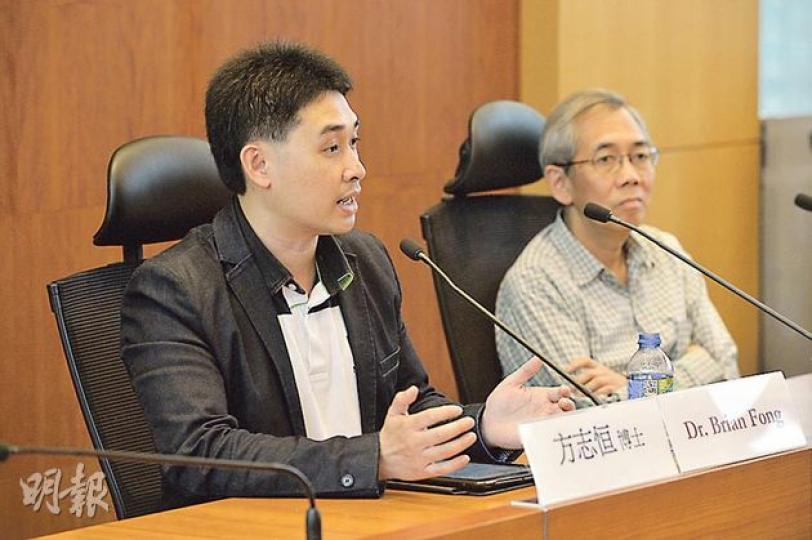 前公務員事務局長王永平(右)認為「18學者方案」低估提委會受到操控的可能性,擔心經公民推薦產生的參選人未必能成為候選人。18學者方案發起人方志恒(左)認為若取消提委會公司票改以個人票,便能增加提委會的代表性。(鄧宗弘攝) 前公務員事務局長王永平(右)認為「18學者方案」低估提委會受到操控的可能性,擔心經公民推薦產生的參選人未必能成為候選人。18學者方案發起人方志恒(左)認為若取消提委會公司票改以個人票,便能增加提委會的代表性。(鄧宗弘攝)