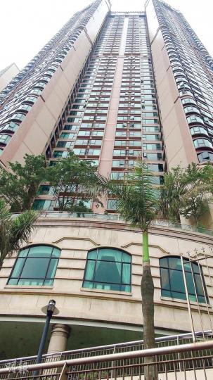 男保安昨於32樓隔火層跳樓自殺,跌落大廈2樓平台的不銹鋼圍欄,慘被分屍。(林智傑攝)自殺保安部分殘肢散落在1樓花槽,警員以大量黑膠袋遮蓋殘肢。(林智傑攝) 男保安昨於32樓隔火層跳樓自殺,跌落大廈2樓平台的不銹鋼圍欄,慘被分屍。(林智傑攝)自殺保安部分殘肢散落在1樓花槽,警員以大量黑膠袋遮蓋殘肢。(林智傑攝)