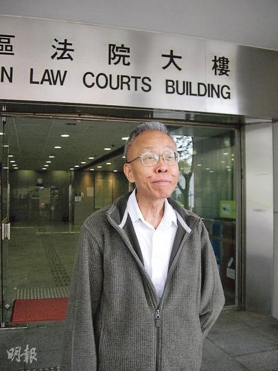 七旬朗誦導師伍華才(圖),上課期間以玩具分散6歲女學生注意力,趁機舔其手臂和吻其臉頰,昨被判囚5個月,獲准保釋等候上訴,離開法院時他「企定定」給記者拍照。(黃建邦攝) 七旬朗誦導師伍華才(圖),上課期間以玩具分散6歲女學生注意力,趁機舔其手臂和吻其臉頰,昨被判囚5個月,獲准保釋等候上訴,離開法院時他「企定定」給記者拍照。(黃建邦攝)