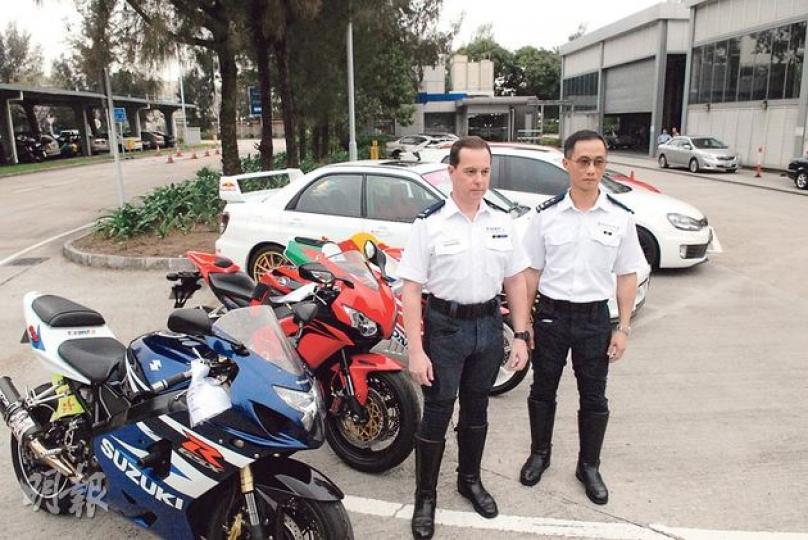 新界南交通部在復活節假期進行反非法賽車行動,共截查66部車輛,其中3部電單車及17部私家車涉嫌嚴重改裝,被警方即時扣留驗車。(伍浦鋒攝) 新界南交通部在復活節假期進行反非法賽車行動,共截查66部車輛,其中3部電單車及17部私家車涉嫌嚴重改裝,被警方即時扣留驗車。(伍浦鋒攝)