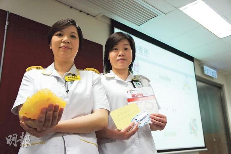 肥胖糖尿病人懶做運動,屯門醫院高級物理治療師麥敏如(左)想出「奇招」,在評估病人身高體重時拿出她手持的脂肪矽膠模型,每塊脂肪重一磅,重100磅成年女性則至少有40塊脂肪,藉此讓病人正視肥胖問題,決心做運動。圖右為該院一級物理治療師麥小霞。(梁杏怡攝)(明報製圖) 肥胖糖尿病人懶做運動,屯門醫院高級物理治療師麥敏如(左)想出「奇招」,在評估病人身高體重時拿出她手持的脂肪矽膠模型,每塊脂肪重一磅,重100磅成年女性則至少有40塊脂肪,藉此讓病人正視肥胖問題,決心做運動。圖右為該院一級物理治療師麥小霞。(梁杏怡攝)(明報製圖)
