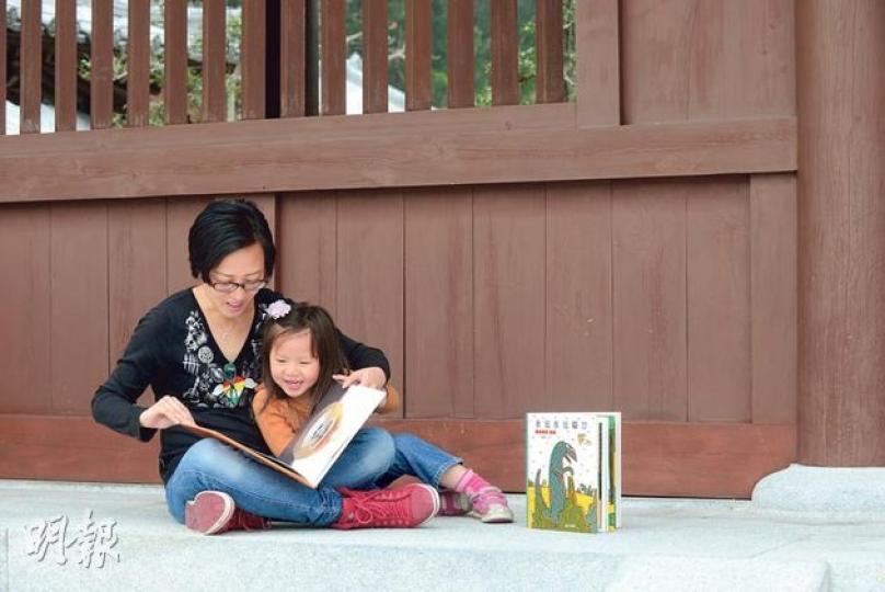 Linda(左)相信跟孩子多讀繪本,可讓他們明白更多人生哲理,故她積極嘗試用各種方法去尋找好書。(陳淑安攝)
Linda(左)相信跟孩子多讀繪本,可讓他們明白更多人生哲理,故她積極嘗試用各種方法去尋找好書。(陳淑安攝)
