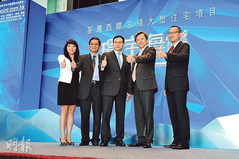 長實執行董事趙國雄(右二)表示,荃灣環宇海灣月內隨時上載樓書,稍後會開放示範單位,並會以市價開盤,預計今年先推約800伙應市。(胡景禧攝) 長實執行董事趙國雄(右二)表示,荃灣環宇海灣月內隨時上載樓書,稍後會開放示範單位,並會以市價開盤,預計今年先推約800伙應市。(胡景禧攝)