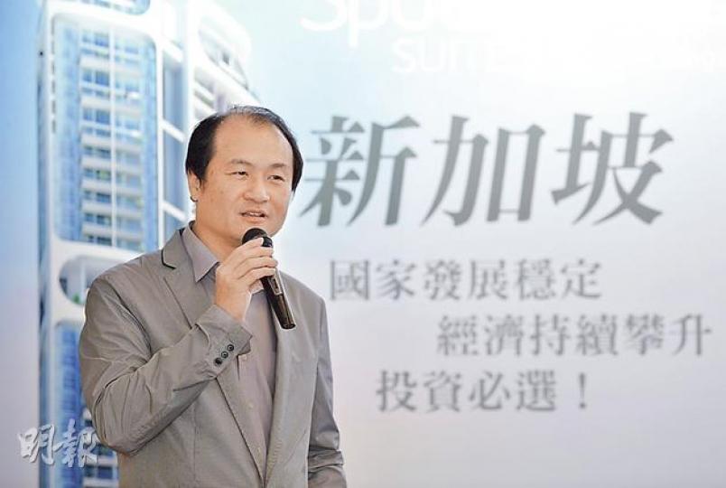 《明報》地產版主管陸振球指出,1997年後,新加坡GDP增長拋離香港,樓價卻較低。單從經濟增長角度考慮,似乎新加坡的樓市更為健康。 (余俊亮攝)(明報製圖) 《明報》地產版主管陸振球指出,1997年後,新加坡GDP增長拋離香港,樓價卻較低。單從經濟增長角度考慮,似乎新加坡的樓市更為健康。 (余俊亮攝)(明報製圖)