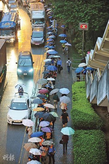 信號故障期間,港鐵安排接駁巴士到受影響車站疏導乘客,其中在油塘站外所見,百計乘客需要打傘排隊輪候登車。(樊銳昌攝) 信號故障期間,港鐵安排接駁巴士到受影響車站疏導乘客,其中在油塘站外所見,百計乘客需要打傘排隊輪候登車。(樊銳昌攝)