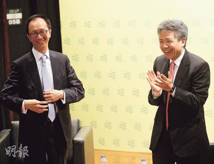 前財政司長梁錦松(左)出席教院《「給青年人的錦囊——如何面對全球化的衝擊?》講座時表示,香港是一個宜居城市,未想過要移民。他又呼籲市民要抱正面心態看待不同問題。右為教院校長張仁良。(李紹昌攝) 前財政司長梁錦松(左)出席教院《「給青年人的錦囊——如何面對全球化的衝擊?》講座時表示,香港是一個宜居城市,未想過要移民。他又呼籲市民要抱正面心態看待不同問題。右為教院校長張仁良。(李紹昌攝)
