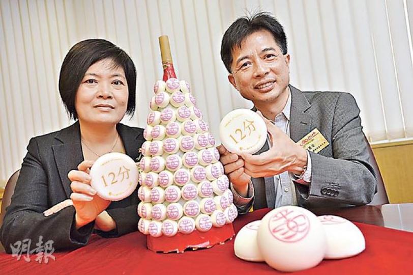 長洲太平清醮值理會副主席何麗安(右)話,今年喺包山頂部增設500個每個12分嘅「金包」,而9分包亦會由900個增至1600個,相信爭包情况會較去年激烈,令比賽更刺激。左為康文署總康樂事務經理張玉琼。(鄧宗弘攝) 長洲太平清醮值理會副主席何麗安(右)話,今年喺包山頂部增設500個每個12分嘅「金包」,而9分包亦會由900個增至1600個,相信爭包情况會較去年激烈,令比賽更刺激。左為康文署總康樂事務經理張玉琼。(鄧宗弘攝)