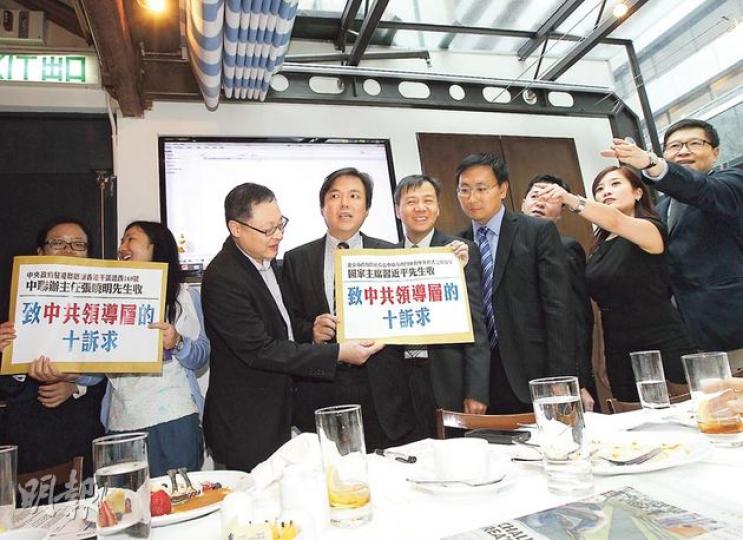 「佔中十死士」之一錢志健(左四)聯同70多名金融專業人士向國家主席習近平發公開信,要求北京避免干預香港事務、落實合乎國際標準的普選。他們稍後會以掛號信形式把信件交習近平,昨邀佔中發起人戴耀廷(左三)及陳健民(右一)一同公布信件內容。(李紹昌攝) 「佔中十死士」之一錢志健(左四)聯同70多名金融專業人士向國家主席習近平發公開信,要求北京避免干預香港事務、落實合乎國際標準的普選。他們稍後會以掛號信形式把信件交習近平,昨邀佔中發起人戴耀廷(左三)及陳健民(右一)一同公布信件內容。(李紹昌攝)