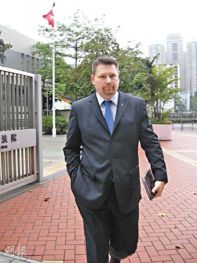 曾任職警察、案發時有份制服被告的芬蘭籍乘客Karpela Totti(圖)昨專程來港作供,辯方透露他曾於當地協助訓練機組人員應對突發事件。(黃建邦攝) 曾任職警察、案發時有份制服被告的芬蘭籍乘客Karpela Totti(圖)昨專程來港作供,辯方透露他曾於當地協助訓練機組人員應對突發事件。(黃建邦攝)