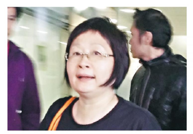 57歲退休婦梁秀嫻(前),涉於今年維園年宵時以黃色膠屎玩具掟向政制及內地事務局長譚志源,被控一項普通襲擊罪。(田青青攝) 57歲退休婦梁秀嫻(前),涉於今年維園年宵時以黃色膠屎玩具掟向政制及內地事務局長譚志源,被控一項普通襲擊罪。(田青青攝)