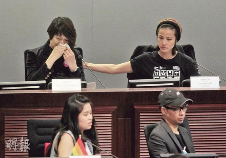 針對婚姻條例修訂,立會昨舉行公聽會,面對不少發言者強烈反對修例,本身是變性人的跨性別資源中心主席梁詠恩(左)指自己曾為此患抑鬱,身邊有朋友亦因受不住壓力而輕生,一度感觸落淚,在旁的同志歌手何韻詩輕拍安慰。(李澤彤攝)香港家長聯會代表李偲嫣(前)在會上舉起橫額反對修訂婚姻條例,她批評平機會主席周一嶽偏幫同志,形容反性傾向歧視條例會令同志變特權階級,反對的人則淪為「二等公民」。(李澤彤攝) 針對婚姻條例修訂,立會昨舉行公聽會,面對不少發言者強烈反對修例,本身是變性人的跨性別資源中心主席梁詠恩(左)指自己曾為此患抑鬱,身邊有朋友亦因受不住壓力而輕生,一度感觸落淚,在旁的同志歌手何韻詩輕拍安慰。(李澤彤攝)香港家長聯會代表李偲嫣(前)在會上舉起橫額反對修訂婚姻條例,她批評平機會主席周一嶽偏幫同志,形容反性傾向歧視條例會令同志變特權階級,反對的人則淪為「二等公民」。(李澤彤攝)