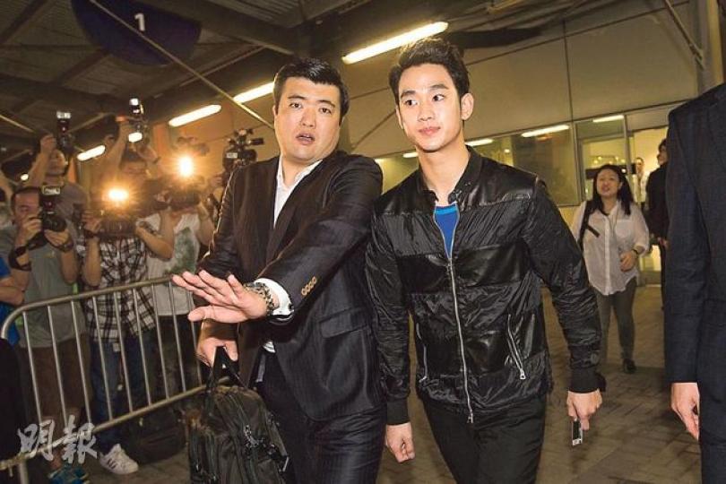 金秀賢前晚一身黑色型格打扮抵港。(攝影:娛樂組)500名粉絲一見偶像即瘋狂湧前,保安推欄死守以免損傷。(攝影:娛樂組) 金秀賢前晚一身黑色型格打扮抵港。(攝影:娛樂組)500名粉絲一見偶像即瘋狂湧前,保安推欄死守以免損傷。(攝影:娛樂組)