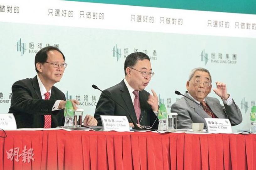 恒隆集團主席陳啟宗(中)表示,他自已好年輕,毋須急於退下,並且需要讓下一代學習做生意儲備經驗。左為集團董事總經理陳南祿。(李澤彤攝) 恒隆集團主席陳啟宗(中)表示,他自已好年輕,毋須急於退下,並且需要讓下一代學習做生意儲備經驗。左為集團董事總經理陳南祿。(李澤彤攝)