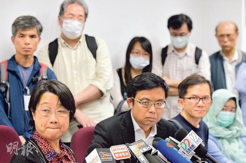 南丫海難事故19名家屬昨在立法會議員涂謹申(前中)陪同下見記者,對於運房局的內部調查報告只公布摘要,家屬古太(前左)說「對港府好失望,39條人命,草草幾十張紙(交代),做法好可怕,令人失望」。(鄧宗弘攝) 曾說調查報告「不可能不公開」的運房局長張炳良,昨稱因家屬要「尋真相、討公道」,為避免公開報告影響刑事調查,「不得不作取捨」。他說,作為局長在處理整個內部調查是「於心無愧」,但對海難本身到今天仍是難過。(鄧宗弘攝) 南丫海難事故的家屬陳女士(右)說,完全感覺不到報告結果有考慮家屬感受,與港府會晤 南丫海難事故19名家屬昨在立法會議員涂謹申(前中)陪同下見記者,對於運房局的內部調查報告只公布摘要,家屬古太(前左)說「對港府好失望,39條人命,草草幾十張紙(交代),做法好可怕,令人失望」。(鄧宗弘攝) 曾說調查報告「不可能不公開」的運房局長張炳良,昨稱因家屬要「尋真相、討公道」,為避免公開報告影響刑事調查,「不得不作取捨」。他說,作為局長在處理整個內部調查是「於心無愧」,但對海難本身到今天仍是難過。(鄧宗弘攝) 南丫海難事故的家屬陳女士(右)說,完全感覺不到報告結果有考慮家屬感受,與港府會晤