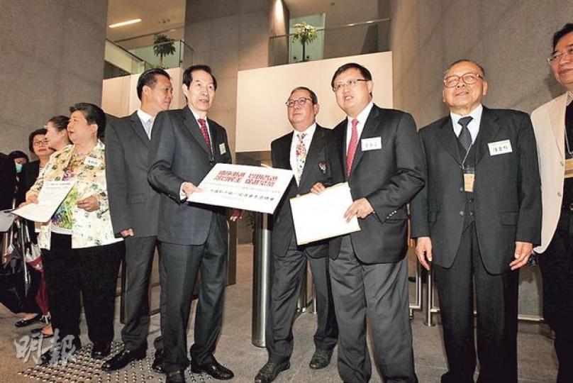 中國和平統一促進會香港總會昨日向政府遞交政改意見書,會長黃英豪(右二)強調,在落實普選的過程中,必須尊重法治和遵守社會秩序。(李紹昌攝) 中國和平統一促進會香港總會昨日向政府遞交政改意見書,會長黃英豪(右二)強調,在落實普選的過程中,必須尊重法治和遵守社會秩序。(李紹昌攝)