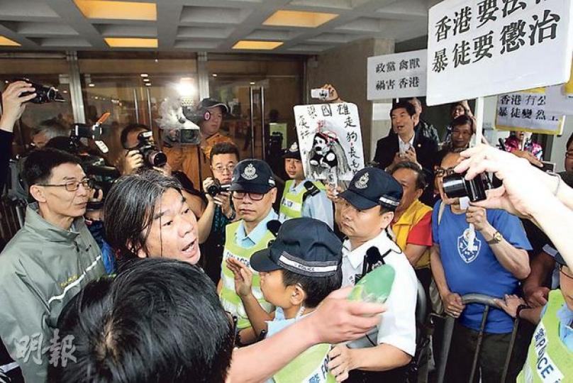 「長毛」梁國雄(左二)連同另外兩名上訴人鄧建華及陳倩瑩,昨就衝擊遞補機制論壇被定罪提上訴。梁國雄昨早開庭前,曾與廿多名愛港團體成員對罵,擾攘逾半小時才進入法院。(李澤彤攝) 「長毛」梁國雄(左二)連同另外兩名上訴人鄧建華及陳倩瑩,昨就衝擊遞補機制論壇被定罪提上訴。梁國雄昨早開庭前,曾與廿多名愛港團體成員對罵,擾攘逾半小時才進入法院。(李澤彤攝)