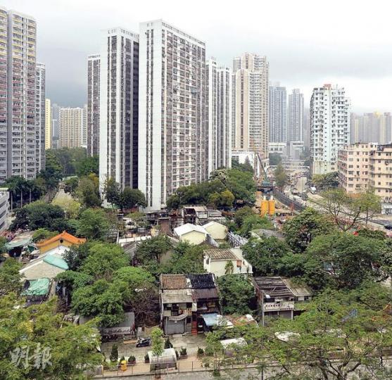 佔地約5萬呎的衙前圍村是本港市區最後一條圍村,迄今已有逾700年歷史。市建局與發展商長實2007年宣布要重建衙前圍村,村內即將面臨清拆。(余俊亮攝) 佔地約5萬呎的衙前圍村是本港市區最後一條圍村,迄今已有逾700年歷史。市建局與發展商長實2007年宣布要重建衙前圍村,村內即將面臨清拆。(余俊亮攝)