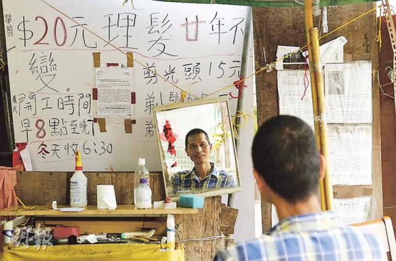 在衙前圍村經營理髮店20多年的郭裕家表示,過去20年理髮店沒有加價,一律收取20元,有不少老街坊亦專程找他理髮及聊天。(余俊亮攝) 在衙前圍村經營理髮店20多年的郭裕家表示,過去20年理髮店沒有加價,一律收取20元,有不少老街坊亦專程找他理髮及聊天。(余俊亮攝)