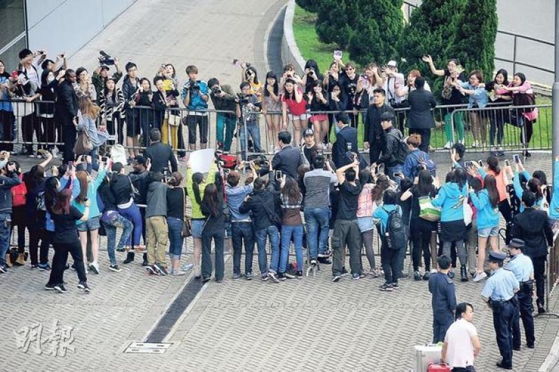 500名粉絲一早到機場霸佔有利位置見偶像金秀賢,機場人員圍上鐵欄維持秩序。(攝影﹕黃梓烜) 金秀賢穿素色服裝及戴帽,貫徹平實作風。(攝影﹕黃梓烜) 金秀賢抵達機場時見兩旁圍滿粉絲,他邊行邊鞠躬表示多謝同時向粉絲道別。(攝影﹕黃梓烜) 「都教授」金秀賢結束香港之行,粉絲顯得依依不捨。(攝影﹕黃梓烜) 大批粉絲迫爆機場送偶像離港,場面墟冚。(攝影﹕黃梓烜) 500名粉絲一早到機場霸佔有利位置見偶像金秀賢,機場人員圍上鐵欄維持秩序。(攝影﹕黃梓烜) 金秀賢穿素色服裝及戴帽,貫徹平實作風。(攝影﹕黃梓烜) 金秀賢抵達機場時見兩旁圍滿粉絲,他邊行邊鞠躬表示多謝同時向粉絲道別。(攝影﹕黃梓烜) 「都教授」金秀賢結束香港之行,粉絲顯得依依不捨。(攝影﹕黃梓烜) 大批粉絲迫爆機場送偶像離港,場面墟冚。(攝影﹕黃梓烜)