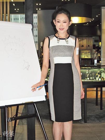 王菀之即席表演畫功,但她稱未必親自設計婚戒。(攝影/記者:林蘊兒) 王菀之即席表演畫功,但她稱未必親自設計婚戒。(攝影/記者:林蘊兒)