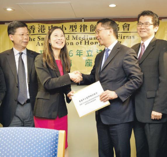律政司長袁國強(右二)昨日出席中小型律師行協會討論政改,會長陳曼琪(左二)會後引述對方指出,若佔領中環行動有人違法,他會有法必依,嚴格執行法律。(盧翊銘攝) 律政司長袁國強(右二)昨日出席中小型律師行協會討論政改,會長陳曼琪(左二)會後引述對方指出,若佔領中環行動有人違法,他會有法必依,嚴格執行法律。(盧翊銘攝)