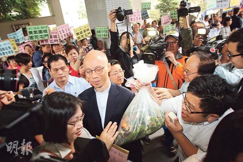 環境局長黃錦星(黑外套者)到屯門區議會出席特別會議,討論擴建堆填區,會議開始前大批市民在場外抗議(圖),更有人向黃錦星大灑溪錢。(林俊源攝)多名議員批評環境局無誠意,開會約1小時後便有18名區議員陸續離場抗議,其中包括民建聯陳文華(圖)等,會議終因人數不足流會。(林俊源攝) 環境局長黃錦星(黑外套者)到屯門區議會出席特別會議,討論擴建堆填區,會議開始前大批市民在場外抗議(圖),更有人向黃錦星大灑溪錢。(林俊源攝)多名議員批評環境局無誠意,開會約1小時後便有18名區議員陸續離場抗議,其中包括民建聯陳文華(圖)等,會議終因人數不足流會。(林俊源攝)