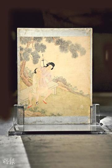 鑲象牙雜石插屏——18至19世紀,共八件,尺寸不一,圖為其中一件插屏,貝氏收藏很多畫及插屏當中,也可見當中無數女角纖纖玉足都是三寸金蓮,貝認為除了可猜測女子身分品位外,還可以知道當時男士對玉足之迷戀。(陳淑安攝)《美人沐浴圖》——19世紀早期作品,設色絹本立軸,155×87cm,畫中美人身穿透視長袍,嬌軀若隱若現,然而卻無法阻止觀者將注意力凝聚在纖纖玉足。在古代中國,三寸金蓮令萬千男性為之傾倒。(陳淑安攝) 鑲象牙雜石插屏——18至19世紀,共八件,尺寸不一,圖為其中一件插屏,貝氏收藏很多畫及插屏當中,也可見當中無數女角纖纖玉足都是三寸金蓮,貝認為除了可猜測女子身分品位外,還可以知道當時男士對玉足之迷戀。(陳淑安攝)《美人沐浴圖》——19世紀早期作品,設色絹本立軸,155×87cm,畫中美人身穿透視長袍,嬌軀若隱若現,然而卻無法阻止觀者將注意力凝聚在纖纖玉足。在古代中國,三寸金蓮令萬千男性為之傾倒。(陳淑安攝)